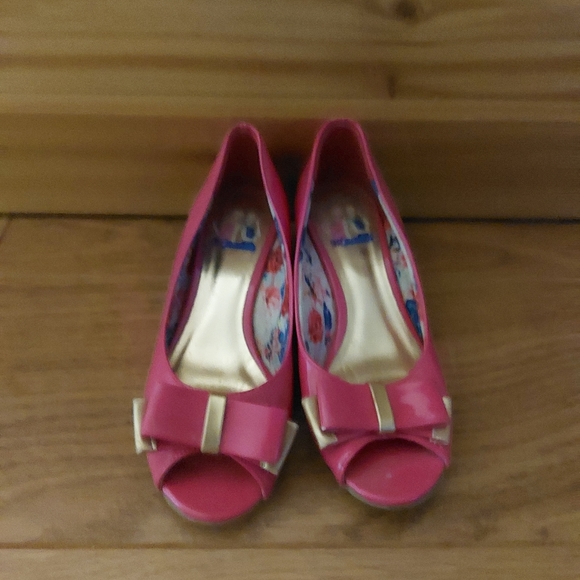2/$15 Disney Liv and Maddie Open Toe Shoes Girls Size 12.5 - Picture 1 of 3